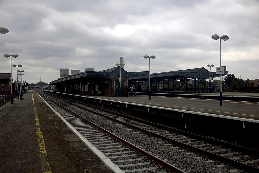 The platforms and buildings of Didcot Parkway railway station