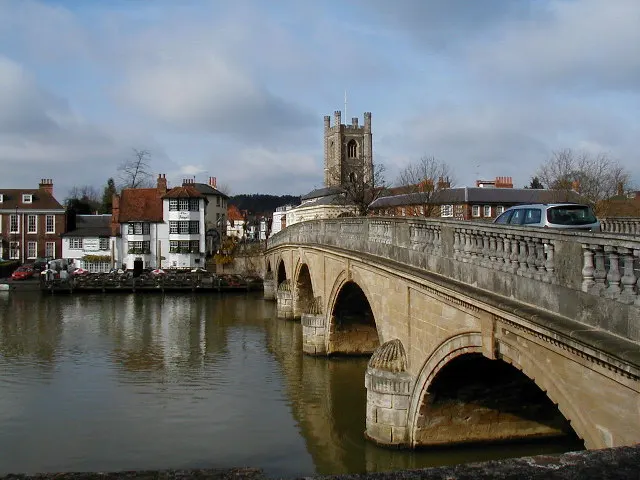 The stone arches of Henley Bridge crossing the Thames with the town behind